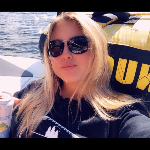 Meet your Posher, Alyssa - Picture 1 of 1